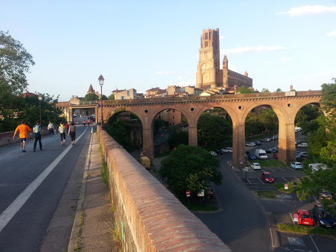 des ponts,des escaliers, des chemins , des sentiers sur les berges