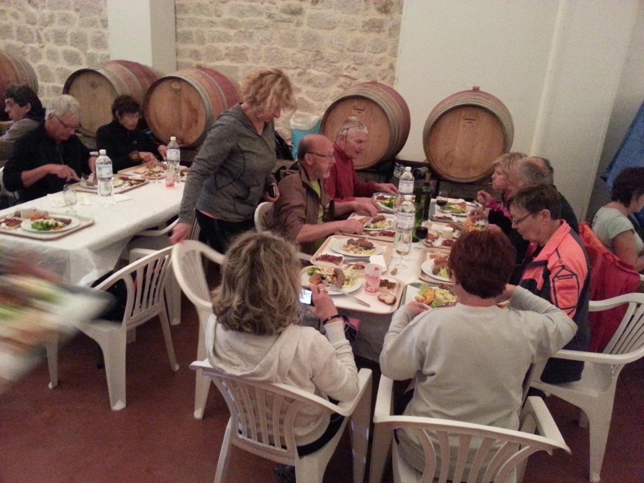 repas dans la cave du vigneron