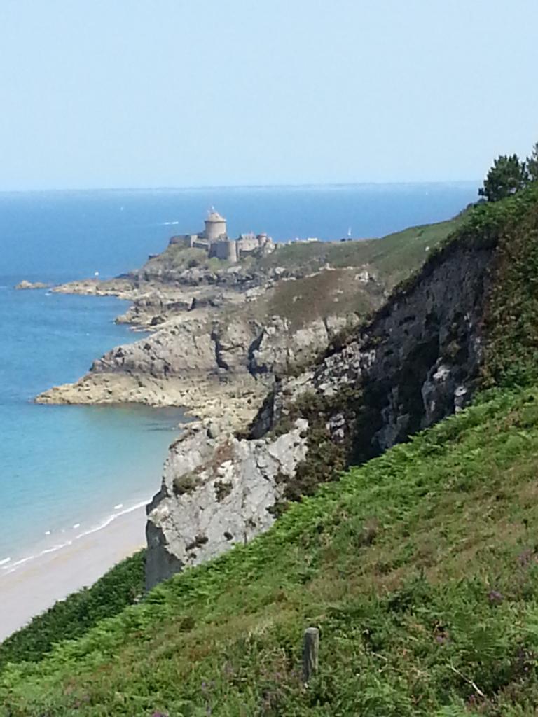 au loin le fort de LA LATTE