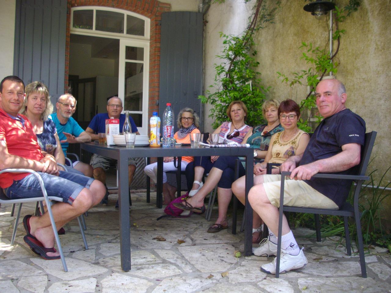 apéro devant le gite  (le vittel..c pour la photo!)