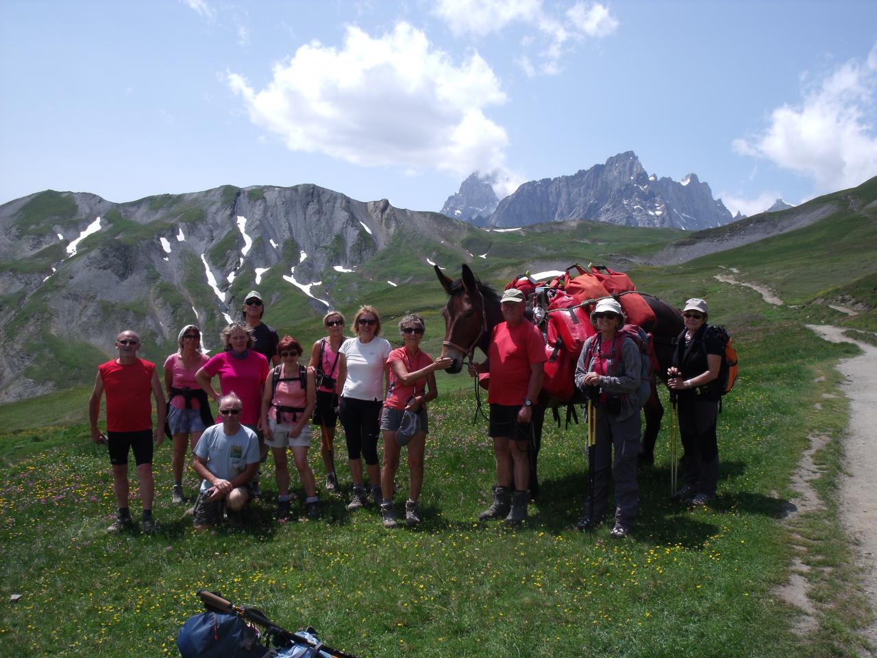 Notre groupe devant les Grandes Jorasses