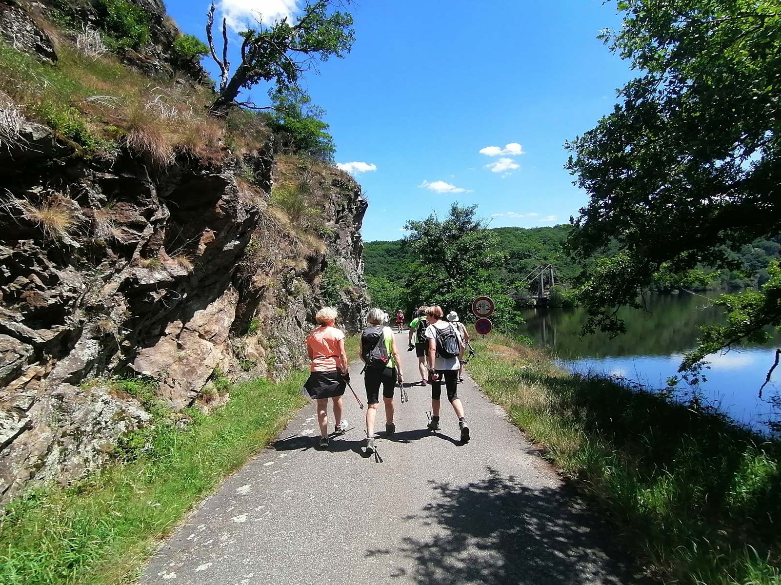 Sur le chemin, sous un beau ciel bleu