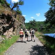 Sur le chemin, sous un beau ciel bleu