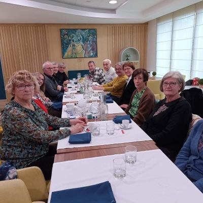 Tous à table