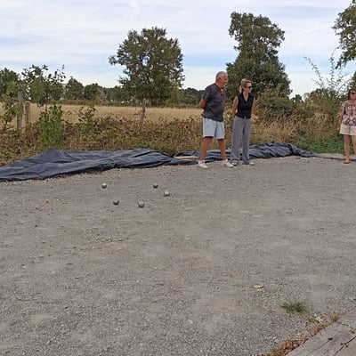 Les uns à la pétanque