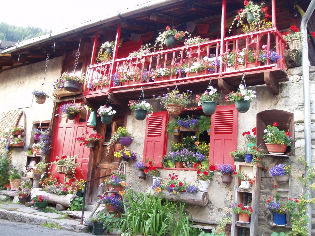 Une maison très fleurie à Montroc, village de départ de notre périple